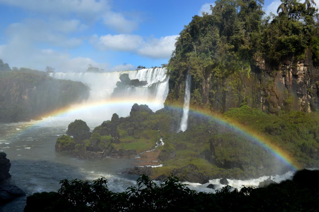 arcoiris en las cataratas del iguazu